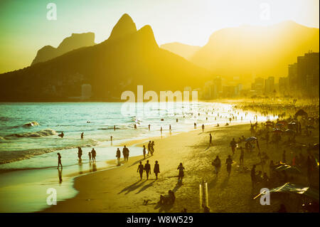 Vue panoramique sur le coucher du soleil de la plage d'Ipanema sur une longue après-midi d'été à Rio de Janeiro, Brésil Banque D'Images