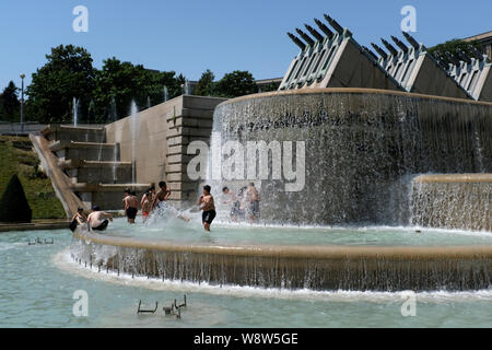 Les parisiens gardent leur sang froid dans les fontaines de Jardins du Trocadéro à Paris, France pendant une vague de chaleur Banque D'Images