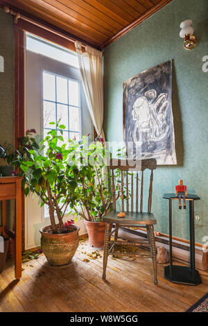 Chaise en bois ancien et des plantes vertes en pots de terre cuite à l'intérieur d'une chambre d'hôtes old 1927 American quatre carrés chambre Banque D'Images