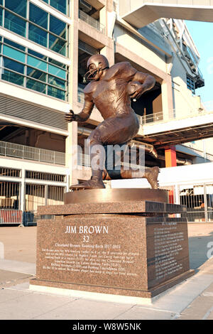 Une statue de la légende de la NFL Jim Brown, numéro 32 des Cleveland Browns, se trouve à l'extérieur du stade de football de Cleveland, Ohio, États-Unis. Banque D'Images