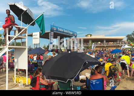 Edgewater Park et Beach à Cleveland, Ohio, États-Unis, se remplissent lors d'un concert de série d'été en début de soirée. Banque D'Images