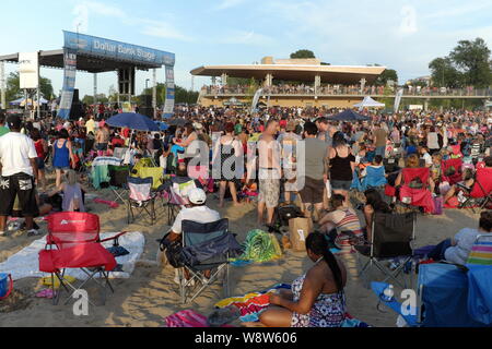 Les foules se rassemblent sur la plage à Edgewater Park à Cleveland (Ohio) pour la série de concerts hebdomadaires. Banque D'Images