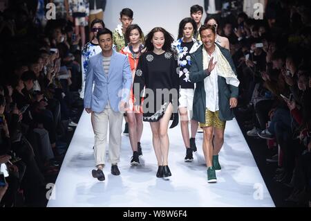 Hong Kong acteur Joe Ma Tak-chung, avant droit, et modèles affichent de nouvelles créations à un défilé de mode commun de la Chine au cours de la Semaine de la Mode S Banque D'Images