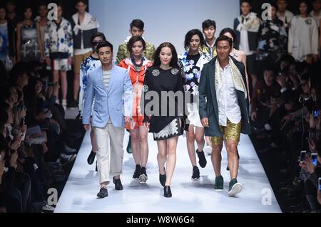 Hong Kong acteur Joe Ma Tak-chung, avant droit, et modèles affichent de nouvelles créations à un défilé de mode commun de la Chine au cours de la Semaine de la Mode S Banque D'Images