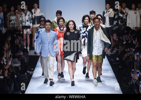 Hong Kong acteur Joe Ma Tak-chung, avant droit, et modèles affichent de nouvelles créations à un défilé de mode commun de la Chine au cours de la Semaine de la Mode S Banque D'Images
