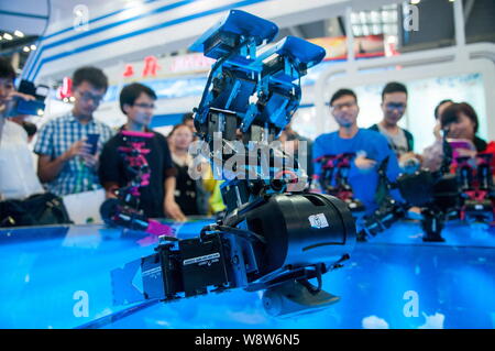 Les visiteurs regarder la danse des robots lors du 16ème Salon chinois des technologies dans la ville de Shenzhen, province du Guangdong en Chine du sud, le 16 novembre 2014. La 16e ch Banque D'Images