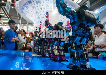 Les visiteurs regarder la danse des robots lors du 16ème Salon chinois des technologies dans la ville de Shenzhen, province du Guangdong en Chine du sud, le 16 novembre 2014. La 16e ch Banque D'Images