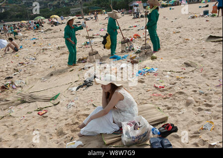 --FILE--nettoyeurs chinois les ordures laissées par les précédents vacanciers sur la plage de Dameisha Beach Park dans la ville de Shenzhen, Chine du sud Guan Banque D'Images