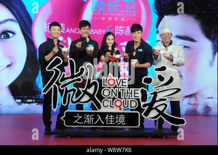(De gauche) comédiens chinois Cao Lu, Zhang Luyi et Chen Hong Kong, il Angelababy actrice et réalisateur chinois GU Changwei posent avec des bols de quenelles Banque D'Images