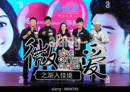 (De gauche) comédiens chinois Cao Lu, Zhang Luyi et Chen Hong Kong, il Angelababy actrice et réalisateur chinois GU Changwei posent avec des bols de quenelles Banque D'Images