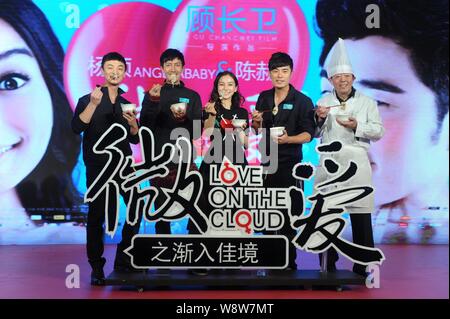 (De gauche) comédiens chinois Cao Lu, Zhang Luyi et Chen Hong Kong, il Angelababy actrice et réalisateur chinois GU Changwei posent avec des bols de quenelles Banque D'Images