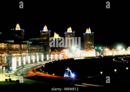 --FILE--Vue de nuit sur la ville de Dalian Xinghai Square dans le nord-est de la province de Liaoning, Chine, 15 juillet 2012. La Chine pourrait investir 220 milliards de yuans (36 billio Banque D'Images
