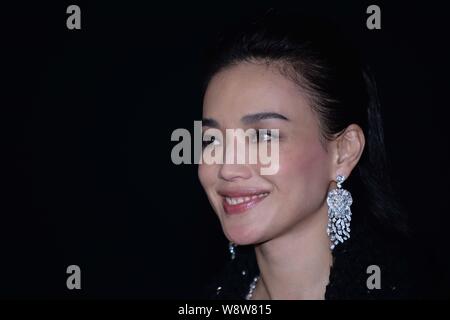 L'actrice taïwanaise Shu Qi sourit au cours de l'exposition Chanel Joaillerie à Beijing, Chine, 16 janvier 2014. Banque D'Images