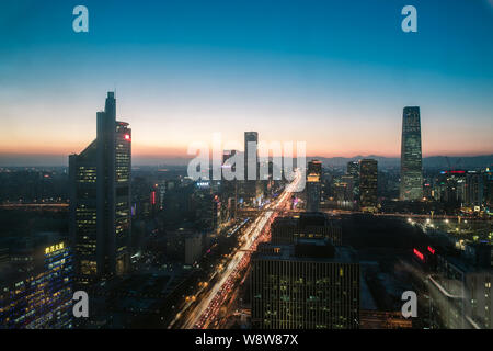 Vue de la nuit de gratte-ciels et des immeubles de grande hauteur le long de l'Avenue Chang'an, au centre-ville, à la veille de Noël à Beijing, Chine, 24 Décembre 2014 Banque D'Images