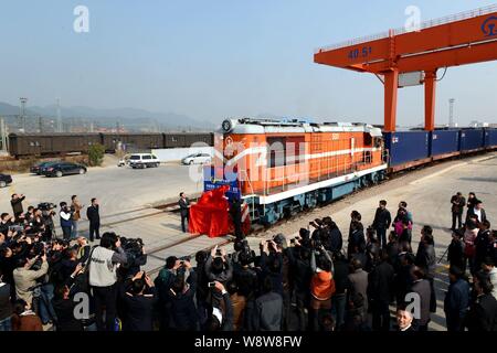 Dévoiler les fonctionnaires thefirst YXE train de conteneurs internationaux voyageant entre Shanghai et à Madrid, au cours d'une cérémonie inaugurale à un terminal à conteneurs Banque D'Images
