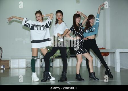 Les quatre membres du groupe taïwanais présentent lors d'une dance Breeze training session à Taipei, Taiwan, 18 novembre 2014. Banque D'Images