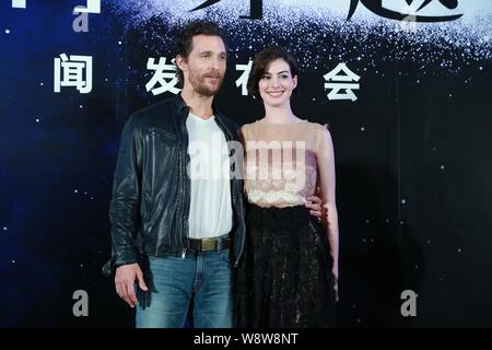 L'acteur américain Matthew McConaughey, gauche, et l'actrice Anne Hathaway posent lors d'une conférence de presse pour son nouveau film 'Interstellar" à Shanghai, Chi Banque D'Images