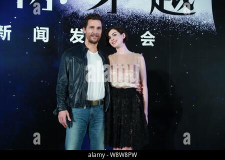 L'acteur américain Matthew McConaughey, gauche, et l'actrice Anne Hathaway posent lors d'une conférence de presse pour son nouveau film 'Interstellar" à Shanghai, Chi Banque D'Images