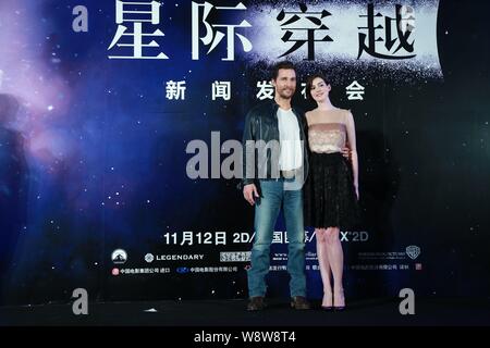 L'acteur américain Matthew McConaughey, gauche, et l'actrice Anne Hathaway posent lors d'une conférence de presse pour son nouveau film 'Interstellar" à Shanghai, Chi Banque D'Images