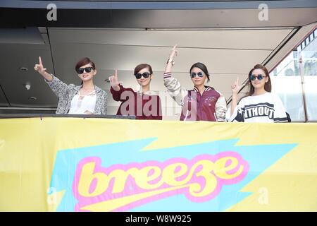 Les quatre membres du groupe taïwanais Breeze poser lors d'un événement de premiere le MV de leur nouvelle chanson "belles" à Taipei, Taiwan, le 5 novembre 2014. Banque D'Images