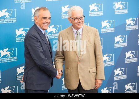 L'acteur et réalisateur italien Alberto Barbera, gauche, serre la main du président du Festival Paolo Baratta au photocall du jury lors de la 71e film de Venise Banque D'Images