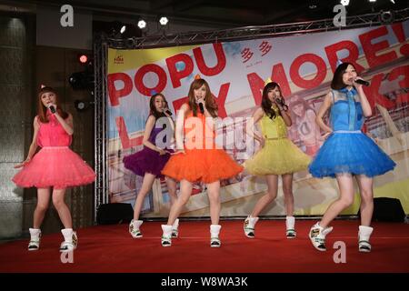 Les membres du groupe pop taïwanais gril popula Dame effectuer lors d'une conférence de presse pour leur nouvel album 'MORE' à Taipei, Taiwan, 21 août 2014. Banque D'Images