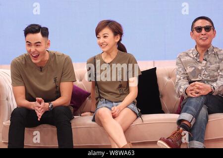 (De gauche) acteur taïwanais Ethan Juan, actrice Ivy Chen et directeur Doze Niu rire pendant une séance de tournage de talk show 'SS Hsiao Yen nuit' animée Banque D'Images