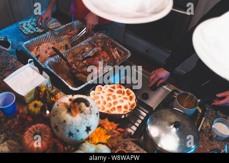 Prise de viande dans un plateau en aluminium et casseroles la cuisine Banque D'Images