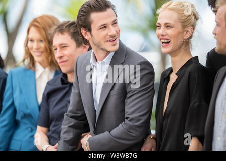 (De gauche) L'actrice française Léa Seydoux, directeur Bertrand Bonello, acteur Gaspard Ulliel et modèle Aymeline Valade assister à une photo appel de leur film, Banque D'Images