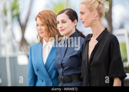 (De gauche) actrices françaises Lea Seydoux et Amira Casar, modèle Aymeline Valade à poser en photo pour leur film, Saint Laurent, lors de la 67 e C Banque D'Images