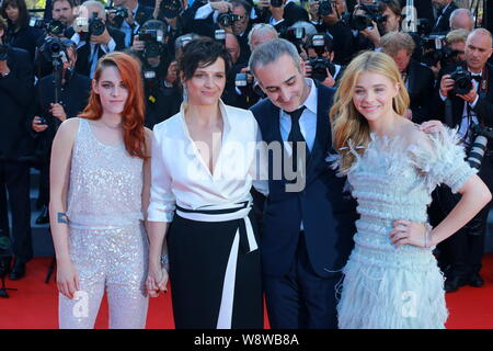 (De gauche) L'actrice Américaine Kristen Stewart, l'actrice française Juliette Binoche, réalisateur Olivier Assayas et actrice américaine Grace Moretz Chloe posent un Banque D'Images