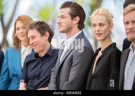 (De gauche) L'actrice française Léa Seydoux, directeur Bertrand Bonello, acteur Gaspard Ulliel, modèle Aymeline Valade et l'acteur Belge Jérémie Rénier posent un Banque D'Images