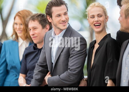 (De gauche) L'actrice française Léa Seydoux, directeur Bertrand Bonello, acteur Gaspard Ulliel et modèle Aymeline Valade assister à une photo appel de leur film, Banque D'Images