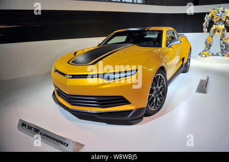 --FILE--une Chevrolet Camaro de GM (General Motors) est affiché avec un modèle du transformateur lors de la 13e exposition Internationale Automobile de Beijing Banque D'Images