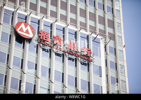 --FILE--un logo de China Merchants Bank (CMB) est représenté sur un bâtiment à Shanghai, Chine, 30 mars 2014. China Merchants Bank Co. a déclaré vendredi (28 M Banque D'Images