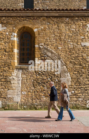 Un couple passe devant l'église de Saint Thyrse dans la Plaza de Alfonso II El Casto à Oviedo, Espagne. La capitale des Asturies d'Oviedo est la traditionnelle Banque D'Images