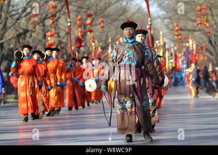 Les artistes vêtus de costumes de la dynastie des Qing (1644 - 1911 AD) prendre part à une répétition de l'ancienne cérémonie de culte royal ciel pour upcomi Banque D'Images