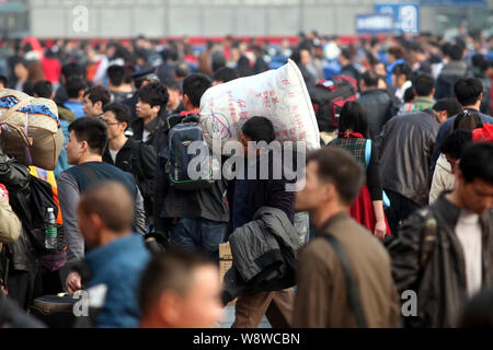 --FILE--travailleurs migrants chinois et d'autres passagers de la gare ferroviaire de Guangzhou la foule dans la ville de Guangzhou, province de Guangdong, en Chine du sud 27 Janvier Banque D'Images