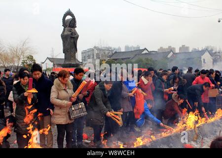 Le peuple chinois brûler d'encens pour prier pour la richesse et l'adoration du dieu de la richesse sur le cinquième jour du Nouvel An chinois au Temple de Guiyuan Banque D'Images