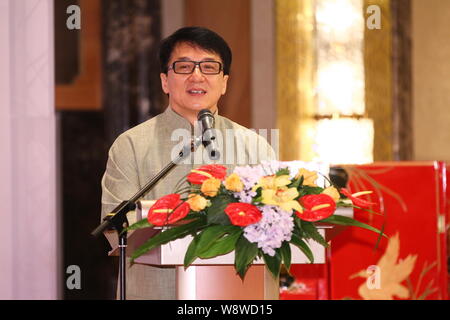 --FILE--Hong Kong star action Jackie Chan parle au cours de la Chambre de commerce sino-australien à Beijing Beijing, Chine, le 22 juillet 2013. Juste comment ri Banque D'Images