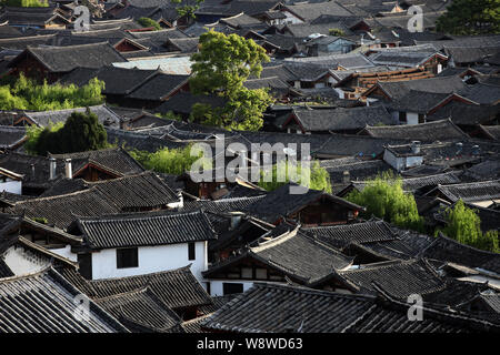 Vue aérienne de vieux bâtiments à l'ancienne ville de Lijiang, dans la ville de Lijiang, Chine du sud-ouest de la province de Yunnan, 9 avril 2012. Banque D'Images