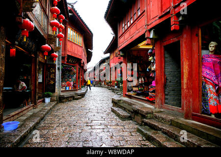 Voir d'anciens bâtiments des deux côtés de la voie à l'ancienne ville de Lijiang, dans la ville de Lijiang, Chine du sud-ouest de la province de Yunnan, 27 octobre 2008. Banque D'Images