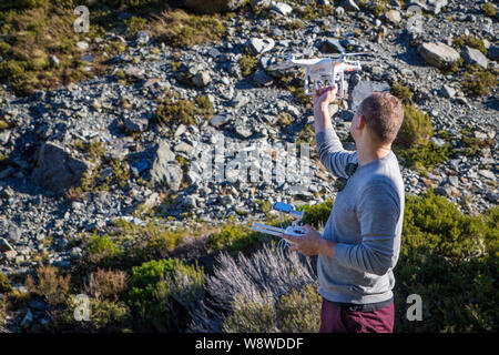 Le Parc National du Mt Cook, Nouvelle-Zélande, le 16 juin 2016 : un movie maker exploite un drone pour obtenir des images de l'étonnant paysage dans la vallée Hooker Banque D'Images