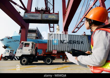 --FILE--un travailleur de conteneurs Maersk montres elles sont déchargées de le porte-conteneurs Maersk Cabinda de Maersk Line sur un quai à Hefei city, à l'est Ch Banque D'Images