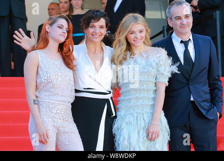 (De gauche) L'actrice Américaine Kristen Stewart, l'actrice française Juliette Binoche, actrice américaine Chloe Grace Moretz et le réalisateur français Olivier Assayas Banque D'Images