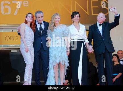 (De gauche) actrice Kristen Stewart, le réalisateur français Olivier Assayas, actrice américaine Chloe Grace Moretz, l'actrice française Juliette Binoche un Banque D'Images