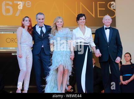 (De gauche) actrice Kristen Stewart, le réalisateur français Olivier Assayas, actrice américaine Chloe Grace Moretz, l'actrice française Juliette Binoche un Banque D'Images