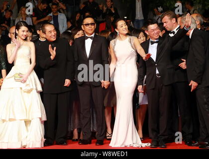 (De gauche) L'actrice chinoise Zhang Huiwen, directeur Zhang Yimou, Chen Daoming acteur, actrice Gong Li et le producteur Zhang Zhao posent lors d'une première pour le Banque D'Images