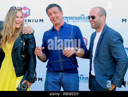 (De gauche) American mixed martial arts Ronda Rousey actrice, acteur et réalisateur Sylvester Stallone et l'acteur britannique Jason Statham sourire à un photoca Banque D'Images