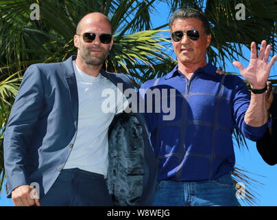 Acteur et réalisateur Sylvester Stallone, droite, et l'acteur britannique Jason Statham posent à un photocall pour leur film, The Expendables 3, au cours de Banque D'Images